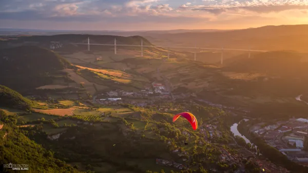 le meilleur point de vue sur le viaduc!, millau evasion parapente