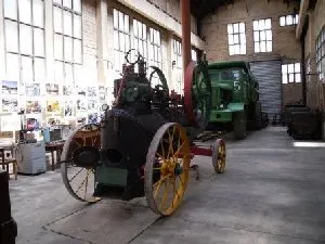Machine à vapeur de 1922 (locomobile) exposée dans le musée, 