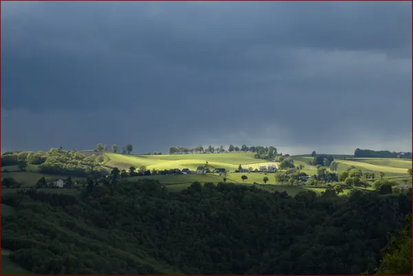 La vue à travers la vallée du Lot sur le Cantal, 