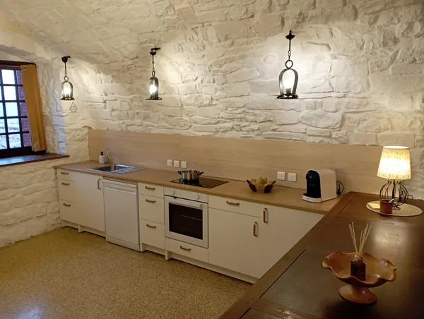 Espace cuisine ouvert Table pour les repas Vue sur le viaduc