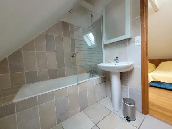 Au 1er étage : Salle de bains avec baignoire et w.c. donnant sur la chambre, Domaine de Bellevue - Alain Prieur