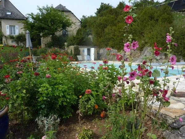 La piscine entourée de fleurs, Domaine de Bellevue - Alain Prieur