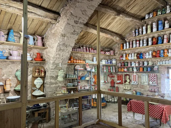 Exposition d'une collection de plus de 500 pots émaillés., 