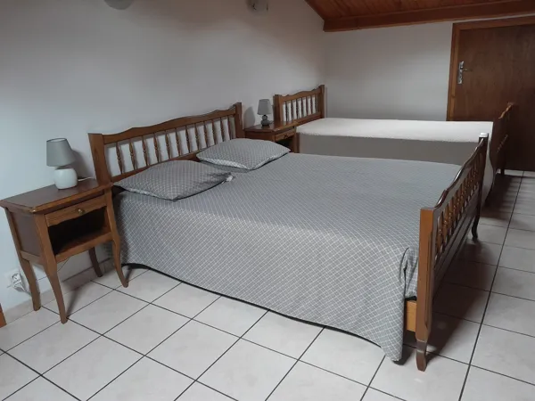 CHAMBRE avec lit 140, 90 et lit bébé