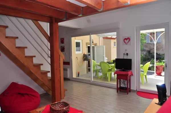 Séjour, vue sur la terrasse, 