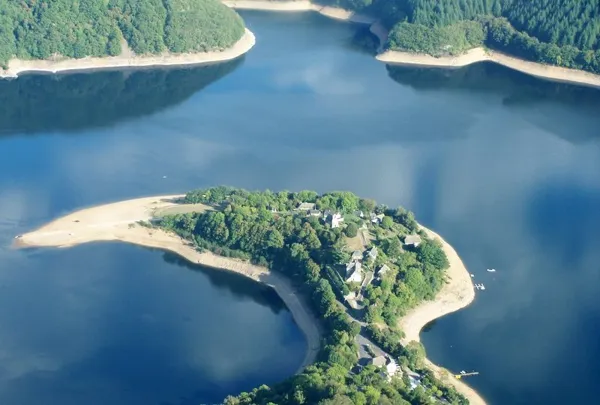 La Presqu'île de Laussac, le chalet se situe à l'entrée du site., Laurent Glandières
