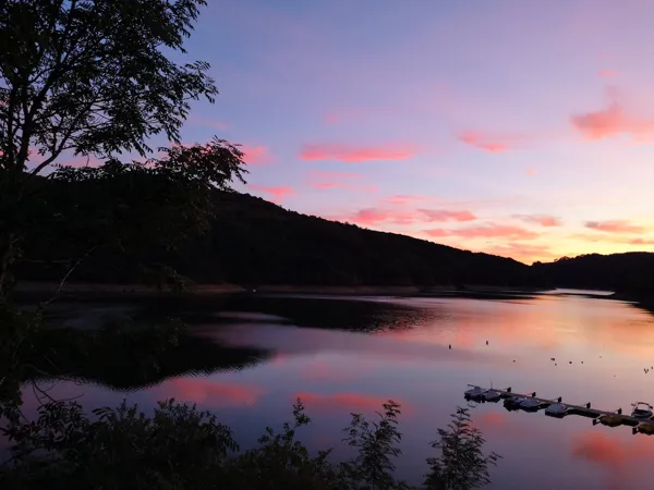 Coucher de soleil sur le Lac de Sarrans, vu du Chalet du Lac., 