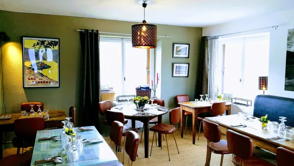 Salon coté lac, pour dejeuner ou diner quand la météo est incertaine..., 