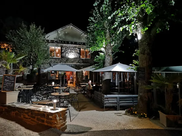 Le Chalet du Lac et la terrasse du bar, la nuit ., 