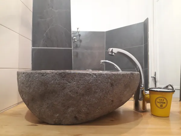 (Étage) salle d'eau-vasque., ***