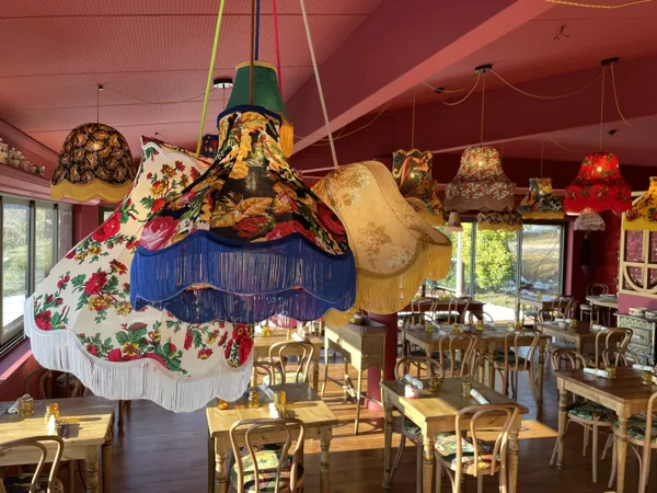 Salle du restaurant aussi disponible pour les repas de groupe, Leonie Millau