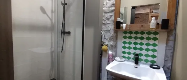 Chambre familiale : salle d'eau, OFFICE DE TOURISME LARZAC VALLEES