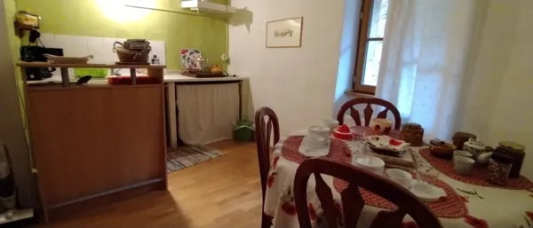 Petite maison : coin cuisine et petit-déjeurner, OFFICE DE TOURISME LARZAC VALLEES