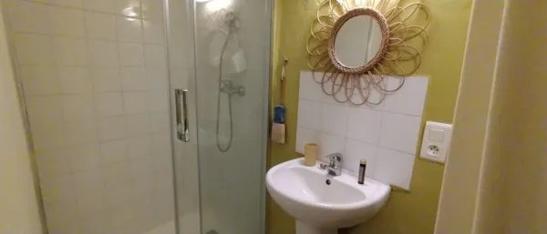 Salle d'eau de la petite maison, OFFICE DE TOURISME LARZAC VALLEES