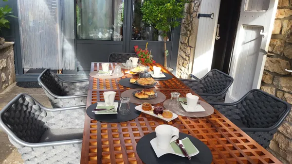 Le mas Rolland - petit déjeuner en terrasse, Le mas Rolland