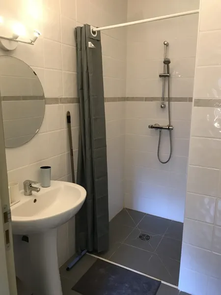 Salle d'eau et sanitaires privatifs