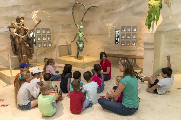 MICROPOLIS LA CITÉ DES INSECTES (groupes d'enfants salle être insecte), MICROPOLIS LA CITÉ DES INSECTES