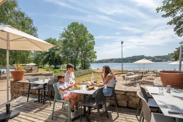 Terrasse restaurant avec vue sur le lac, Camping Le Caussanel - Ciela Village