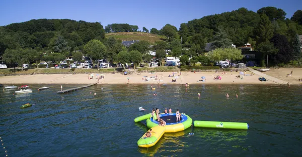 Espace de jeux aquatiques sur le lac au camping Beau-Rivage Lac de Pareloup