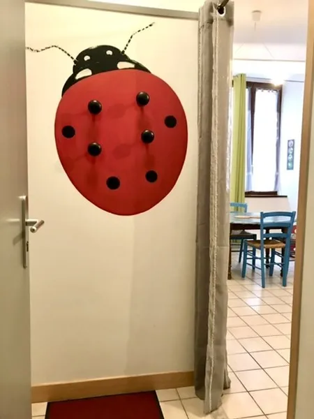 Entrée avec porte manteau, grand placard et interphone pour