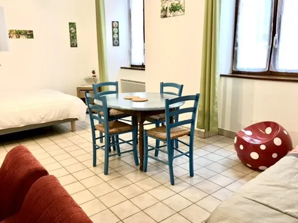 Table bois ancienne et 4 chaises paille