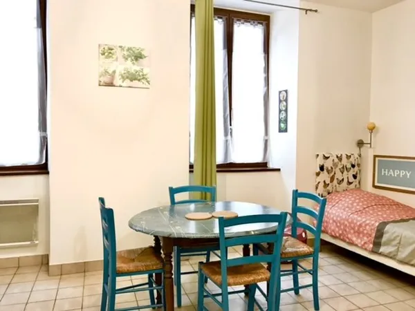 Grand studio avec deux grandes fenêtres doubles vitrages dernière génération