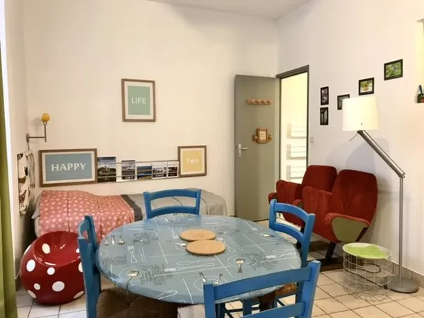 Vue d'ensemble porte d'entrée salle de bain