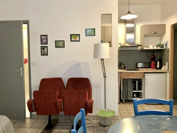 Vue sur la cuisine ouverte