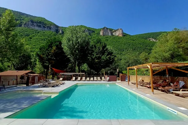 Camping Taranis_Piscine vue sur les gorges