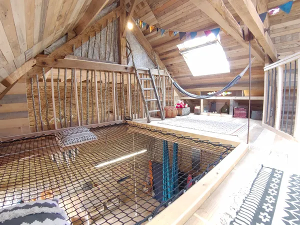 la mezzanine de la Grange avec son filet tendu et ses deux hamacs, La 