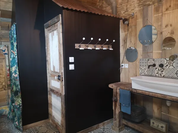 salle de bain dans la Grange avec douche et wc séparés., La Maison Mescladis