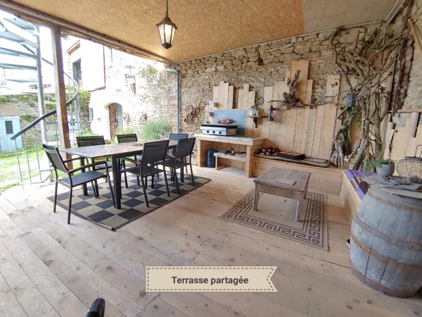 terrasse avec plancha, barbecue et trépied gaz, La Maison Mescladis
