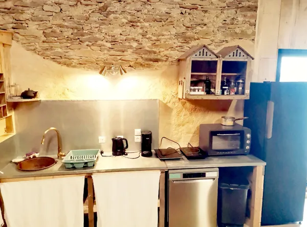 La cuisine de la Grange avec 2 plaques inductions, four, micro-onde, lave-vaisselle, etc., La Maison Mescladis