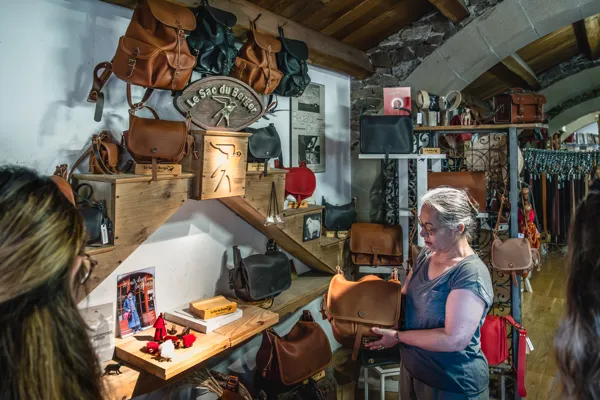 Visite de l'atelier et présentation du Sac du Berger, ©OT Larzac Vallées - V. Govignon