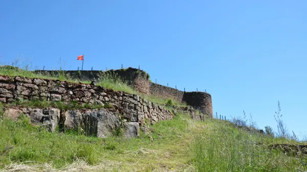 Les vestiges du château de Beaucaire près du village Nauviale, OTCM