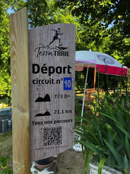 Au départ du parcours de Trail de Grand-Vabre qui traverse les départements du Cantal et de l'Aveyron, F. Lemaitre - OTCM