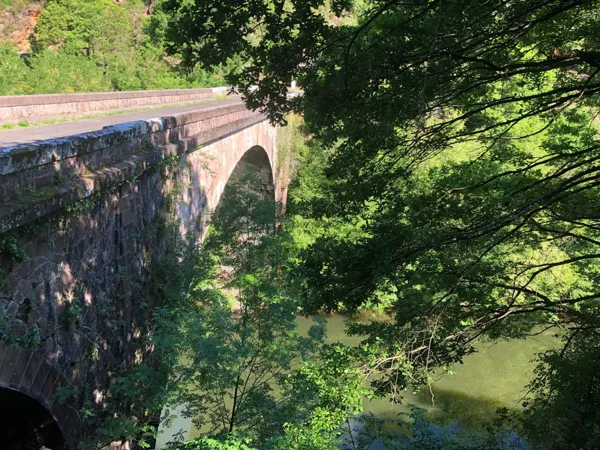 Traversez le pont de Coursavy qui enjambe le Lot entre les département du Cantal et de l'Aveyron, F. Lemaitre - OTCM