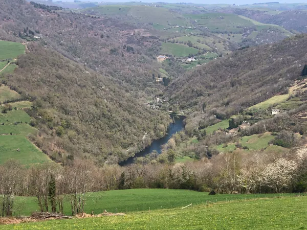 Vue au dessus de la vallée du Lot sur le trail de Sénergues, OTCM - Fred et Manu