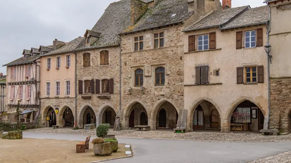 Place des arcades de Sauveterre de Rouergue, OFFICE DE TOURISME PAYS SEGALI-Hoop des bois