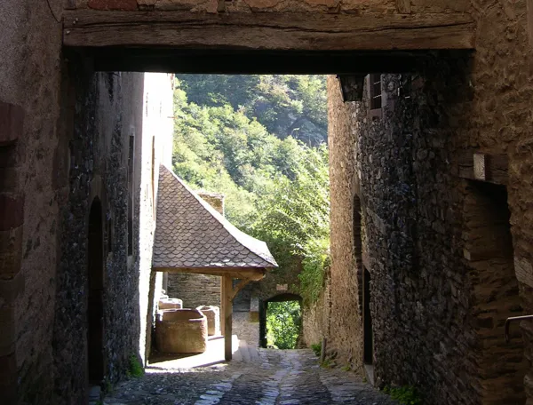 Conques - Visites thématiques - Architecture civile et militaire, Office de Tourisme de Conques