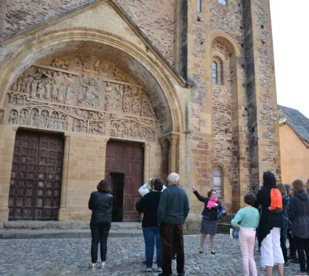Groupe en visite guidée devant le tympan (Service Patrimoine de Conques), OFFICE DE TOURISME de CONQUES-MARCILLAC