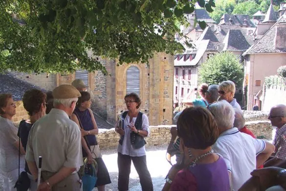 Groupe en visite guidée dans le village médiéval (Service Patrimoine de Conques), OFFICE DE TOURISME de CONQUES-MARCILLAC