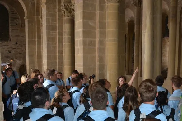 Groupe en visite guidée dans les tribunes (Service Patrimoine de Conques), OFFICE DE TOURISME de CONQUES-MARCILLAC