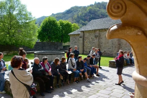 Groupe en visite guidée cloître-Trésor (Service Patrimoine de Conques), OFFICE DE TOURISME de CONQUES-MARCILLAC