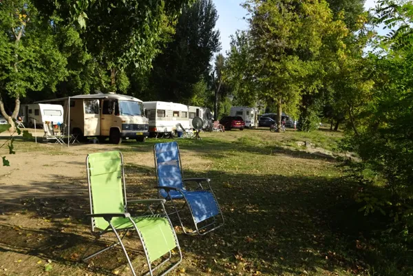 Emplacements spatieux au bord du Tarn