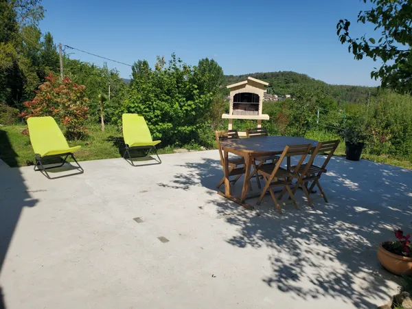 Terrasse avec barbecue.