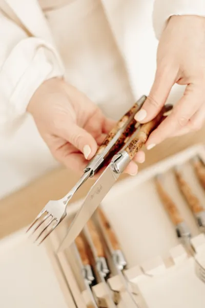 Service de table en genévrier, service de table