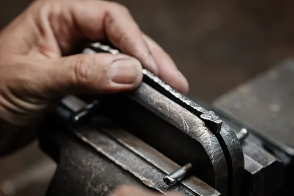 Guillochage ressort Forge de Laguiole, Forge de Laguiole