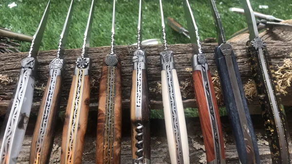 couteaux Laguiole personnalisés. réalisations possibles sur commande, laguiole personnalisés