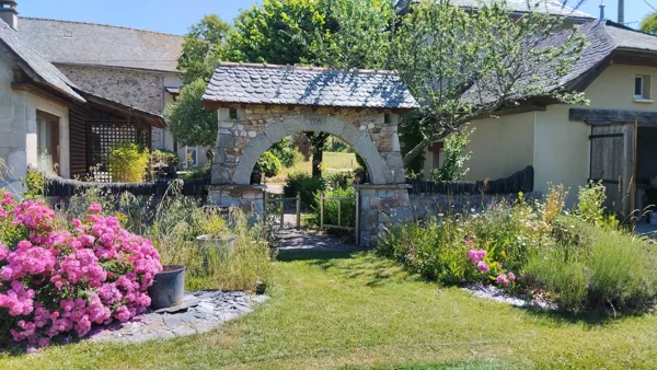 l'entrée par le porche en pierre, Gîtes Les Vaquans